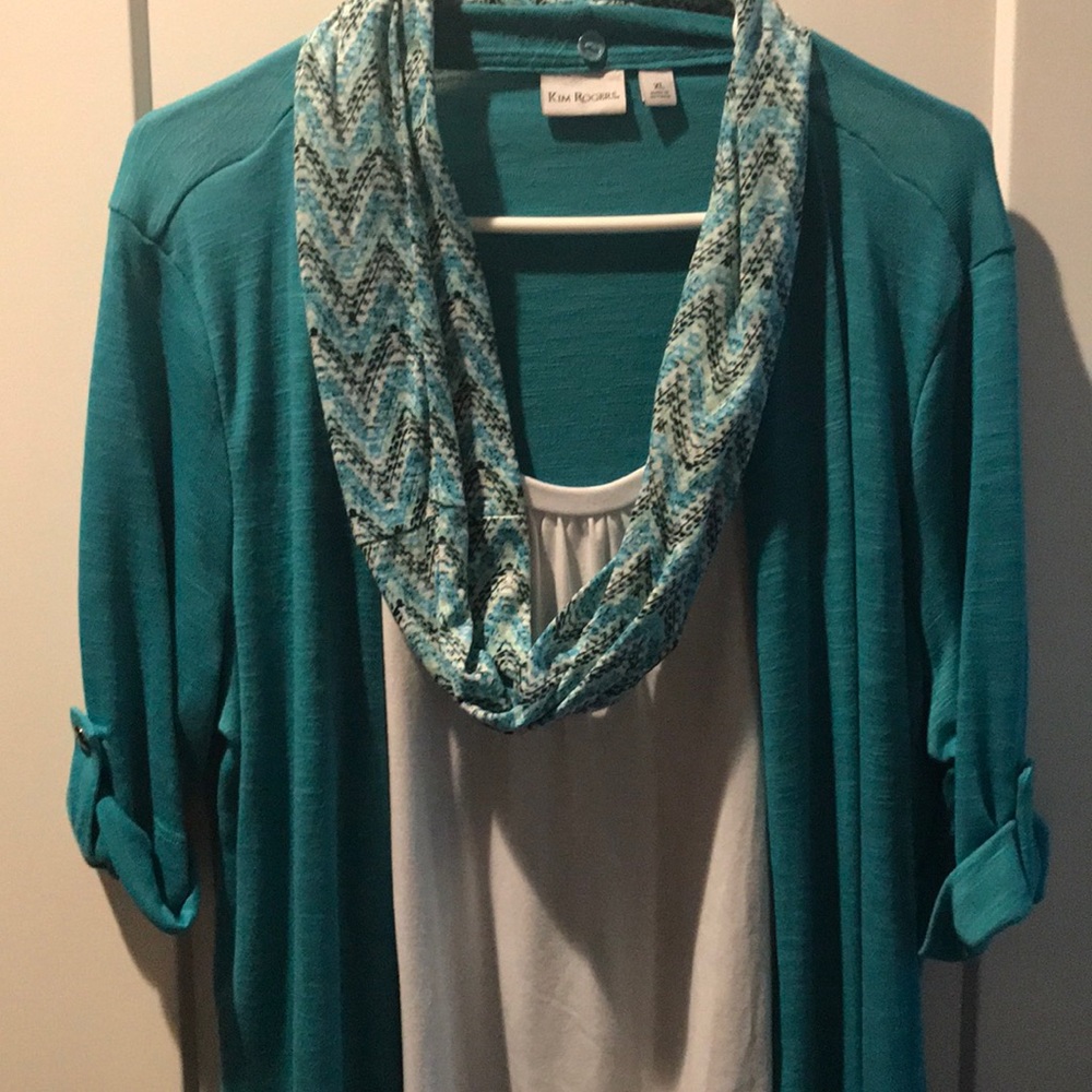 Cute top with detachable scarf